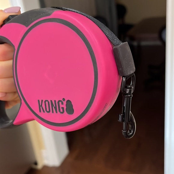 Kong retractable pink leash. Approximately 16 ft. Maximum dog weight 45 lbs. - Picture 4 of 5